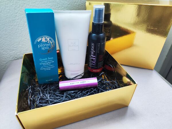 Caixa com Conjunto de 4 produtos Avon. Maquilhagem