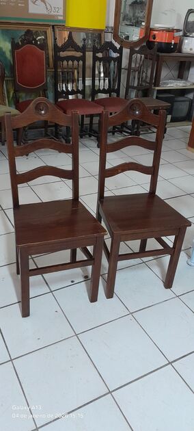 2 cadeiras em madeira. Cadeiras