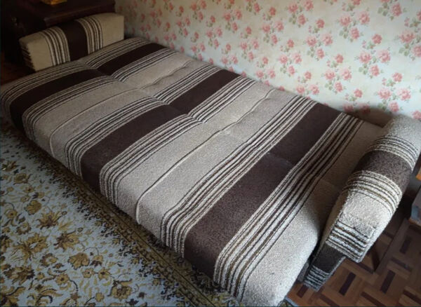 Sofá-cama 3 lugares c/ arrumação. Sofás e Poltronas