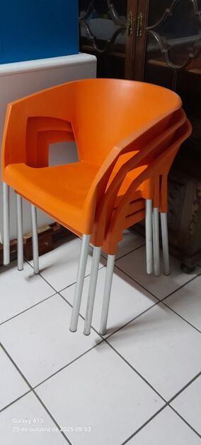 3 cadeiras laranja. Cadeiras