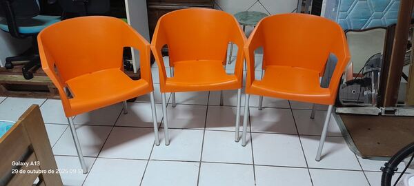 3 cadeiras laranja. Cadeiras