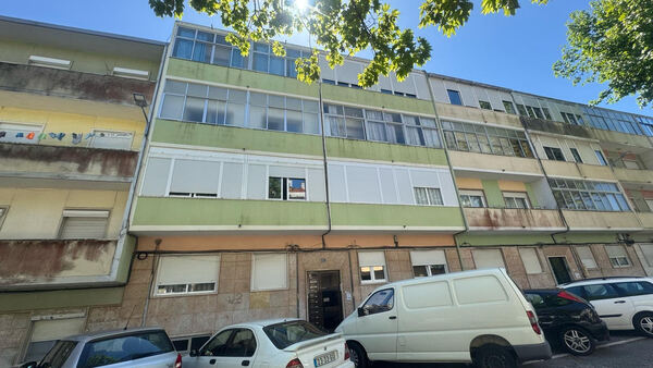 Apartamento T2 totalmente renovado Falagueira. Casa e apartamentos para vender