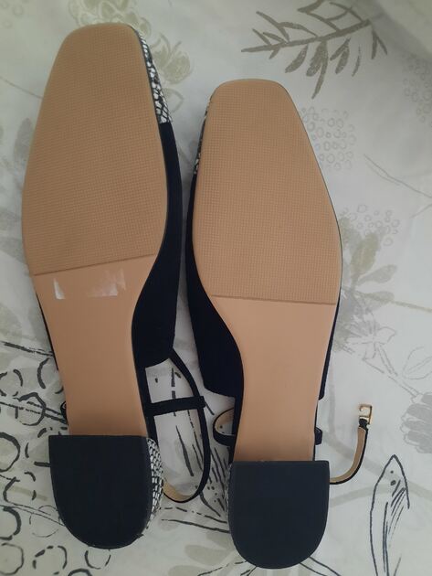 Vendo sapatos . Sapatos tacão