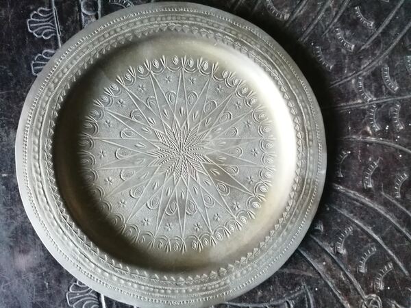 prato antigo em metal trabalhado , ver fotos . Pratos