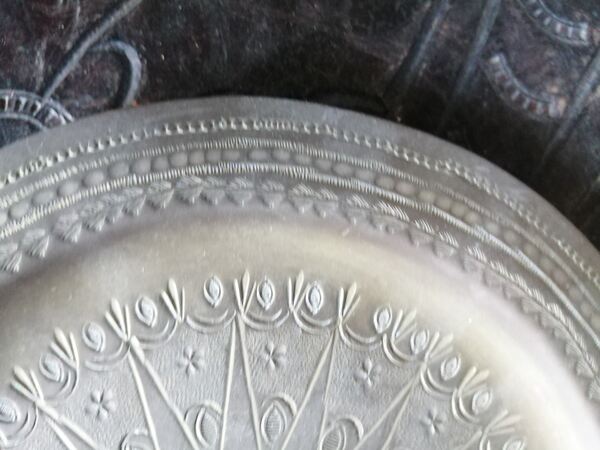 prato antigo em metal trabalhado , ver fotos . Pratos