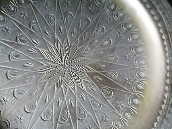 prato antigo em metal trabalhado , ver fotos . Pratos