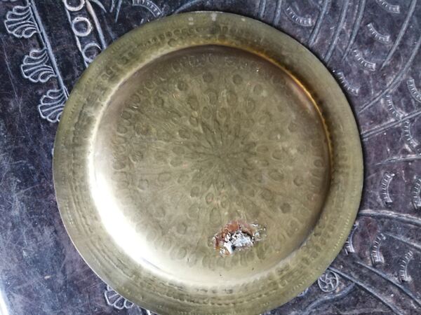 prato antigo em metal trabalhado , ver fotos . Pratos