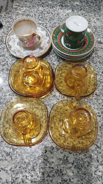 varias chavenas . Chávenas e canecas