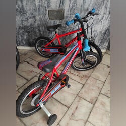 Duas bicicletas de criança e uma de adulto . Bicicletas. Porto Cidade.     
