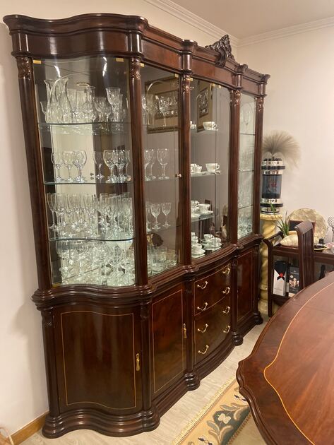 Sala de jantar completa em mogno. Conjunto de mesa e cadeiras