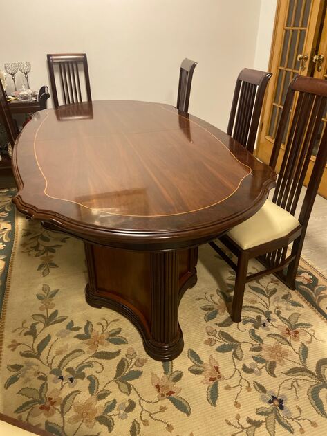 Sala de jantar completa em mogno. Conjunto de mesa e cadeiras