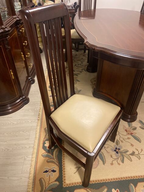 Sala de jantar completa em mogno. Conjunto de mesa e cadeiras