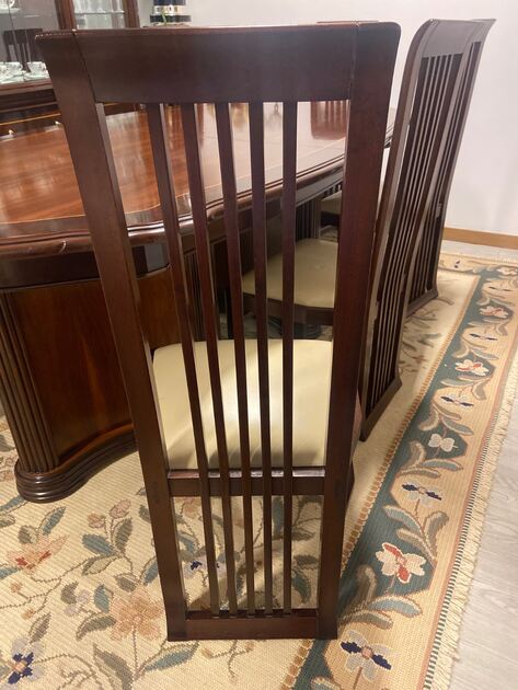 Sala de jantar completa em mogno. Conjunto de mesa e cadeiras