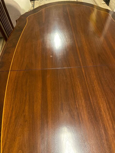 Sala de jantar completa em mogno. Conjunto de mesa e cadeiras