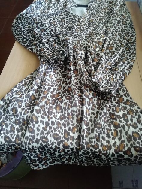 Vestido padrão animal da Cortefiel . Vestidos
