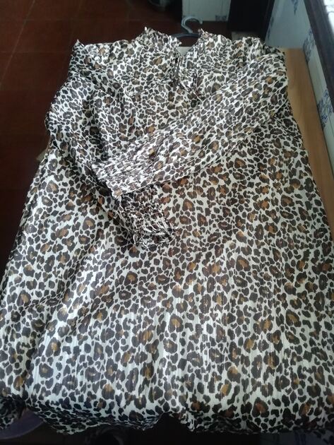 Vestido padrão animal da Cortefiel . Vestidos