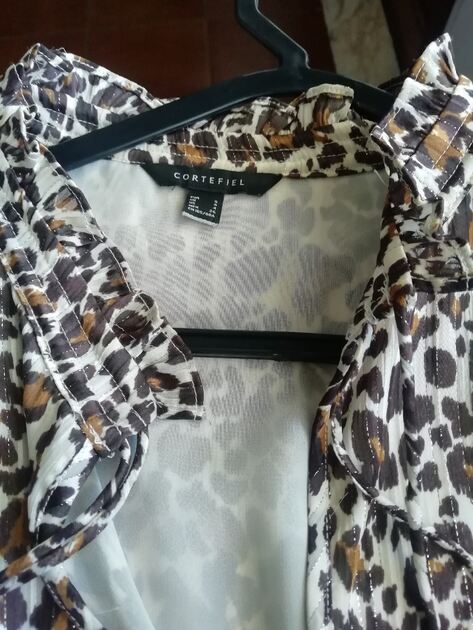 Vestido padrão animal da Cortefiel . Vestidos