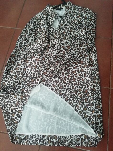 Vestido padrão animal da Cortefiel . Vestidos