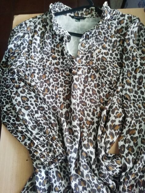 Vestido padrão animal da Cortefiel . Vestidos