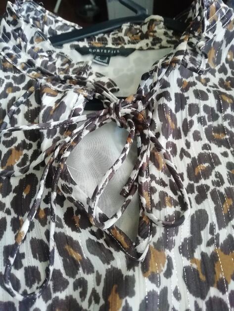 Vestido padrão animal da Cortefiel . Vestidos
