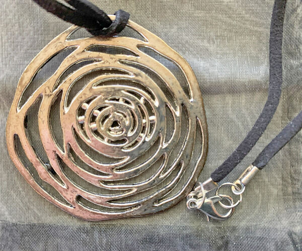 Fio em Couro com Circulo, Novo/Exclusivo/Único. Colares