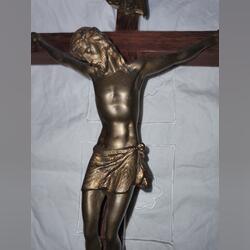 Antigo crucifixo com Cristo em bronze . Crucifixos