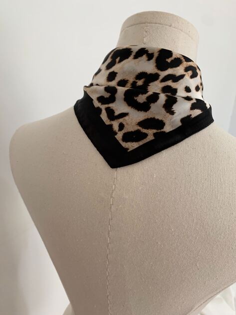 Lenço com Padrão Animal Print – Tons Neutros | Nov. Lenços