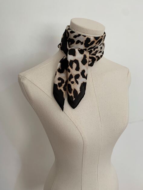 Lenço com Padrão Animal Print – Tons Neutros | Nov. Lenços