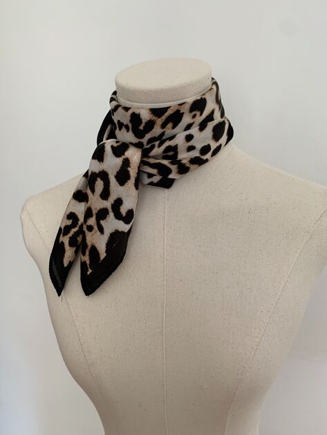 Lenço com Padrão Animal Print – Tons Neutros | Nov. Lenços
