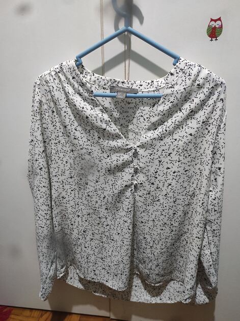 Blusa de mangas compridas branca com pintas . Camisas e Blusas