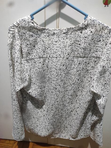 Blusa de mangas compridas branca com pintas . Camisas e Blusas