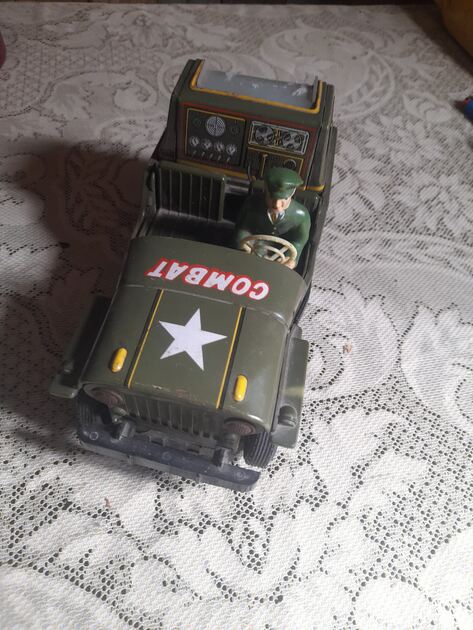camião de combat em chapa. Camiões