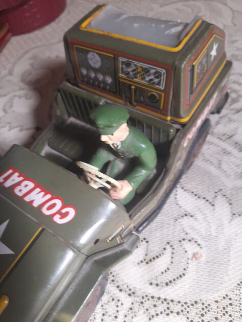 camião de combat em chapa. Camiões