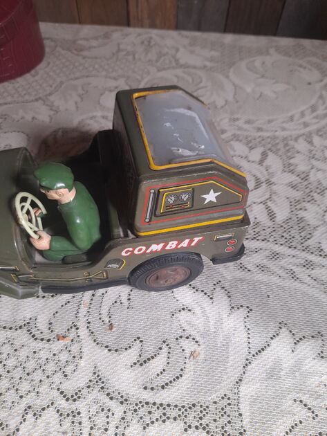 camião de combat em chapa. Camiões