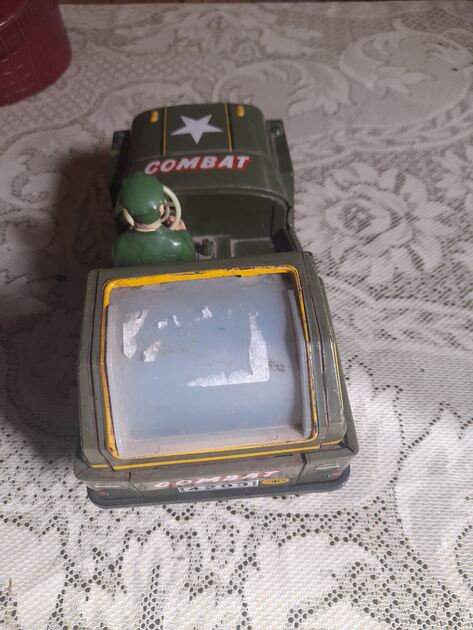 camião de combat em chapa. Camiões