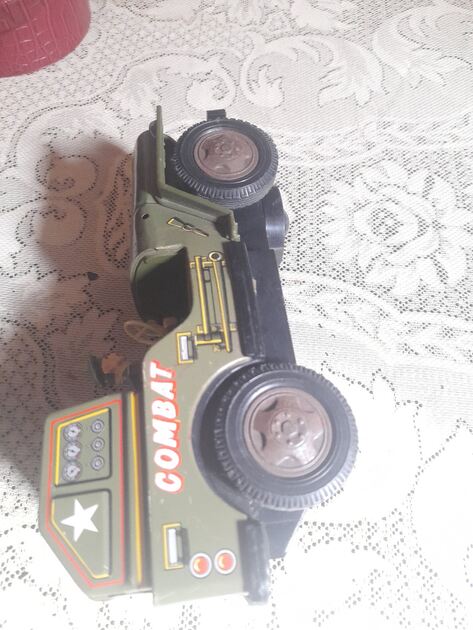 camião de combat em chapa. Camiões