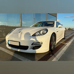 Porsche Panamera S Hybrid . Carros. 2011   241.000 km Automático Híbrido 380 cv 4 portas Branco ABS Ar condicionado Farol LED Vidros eléctricos Aquecimento dos assentos Sistema de navegação Volante multi-funções