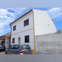 Vendo Prédio com três moradias Garagem e quintal. Prédios para vender. Chamusca.      Bom estado