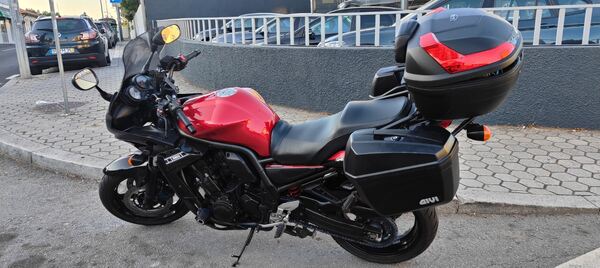 Yamaha Fazer FZS 1000. Motos