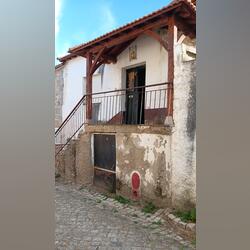 Moradia  antiga  em pedra  ( granito) para venda . Casa e apartamentos para vender. Mirandela. 150 m2 4 quartos ou mais 0 banhos   Andar baixo Para renovar Jardim Sacada