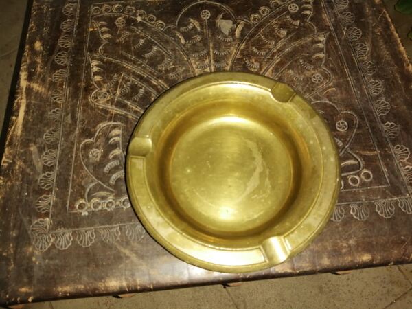 cinzeiro antigo , grande e pesado em metal. Outros